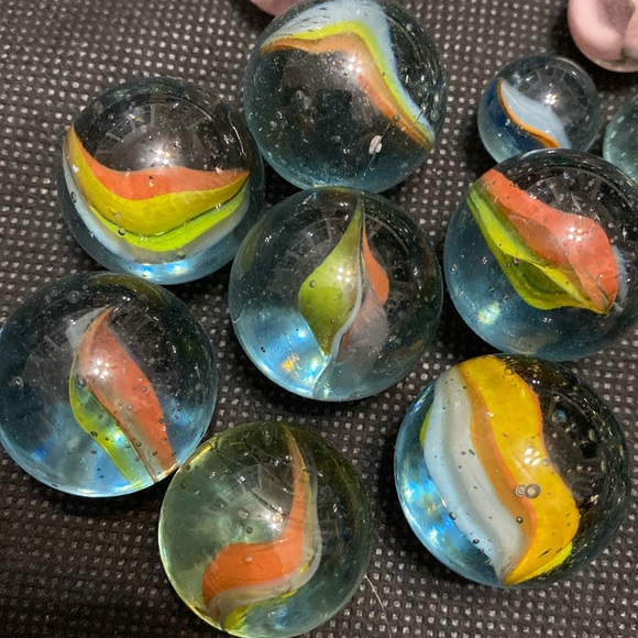 1 lb 3oz Miscellaneous colored glass marbles in small, Medium & large - Picture 2 of 16